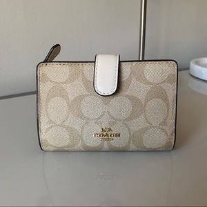 ❗️SOLD❗️Coach Medium Wallet